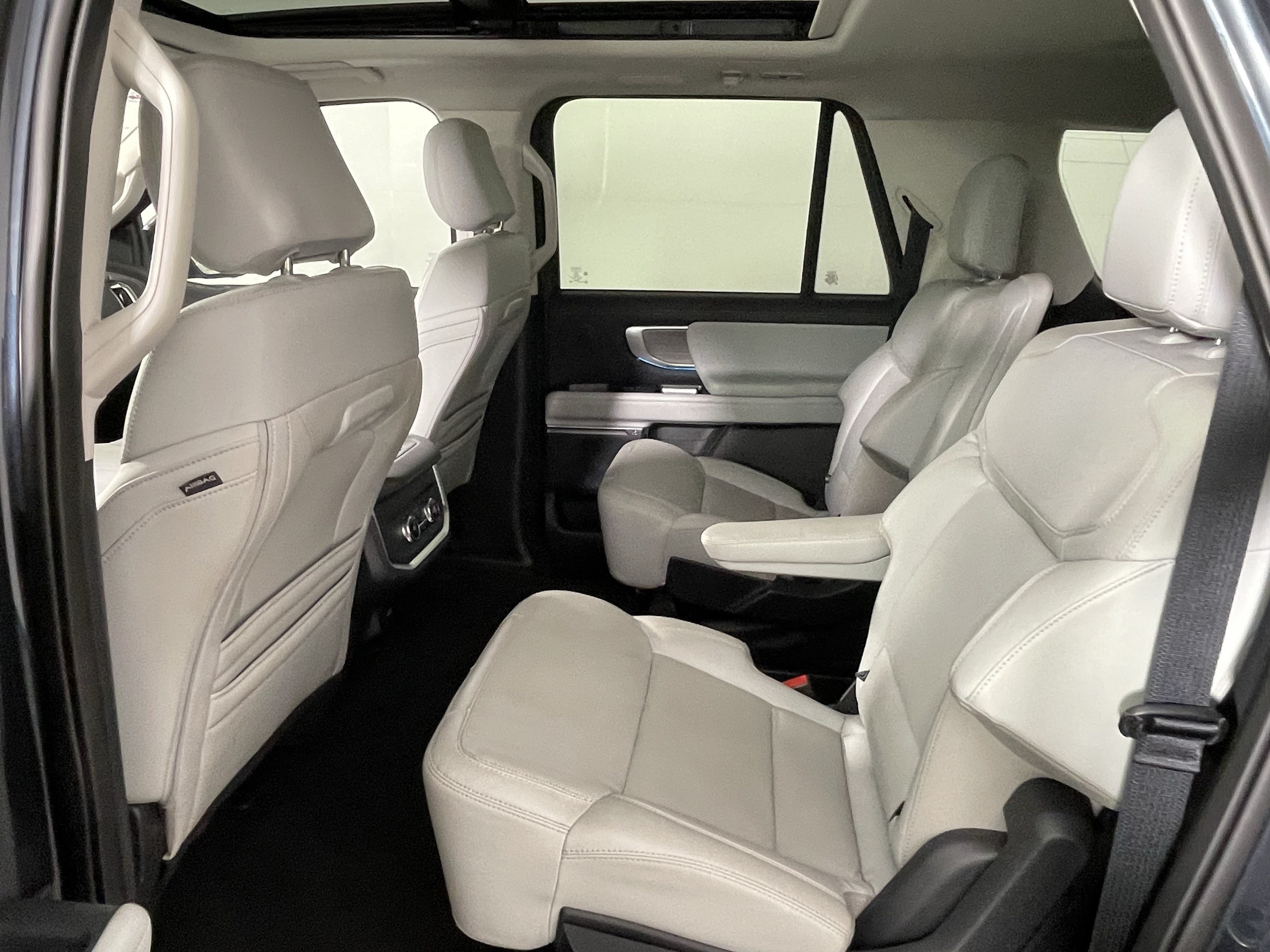 Certified 2025 Ford Expedition Max Platinum w/ Driver's Package AWD/4WD image 13