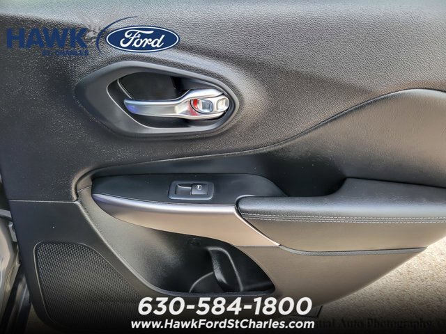 Used 2019 Jeep Cherokee Latitude Plus w/ Comfort/Convenience Group AWD/4WD image 19