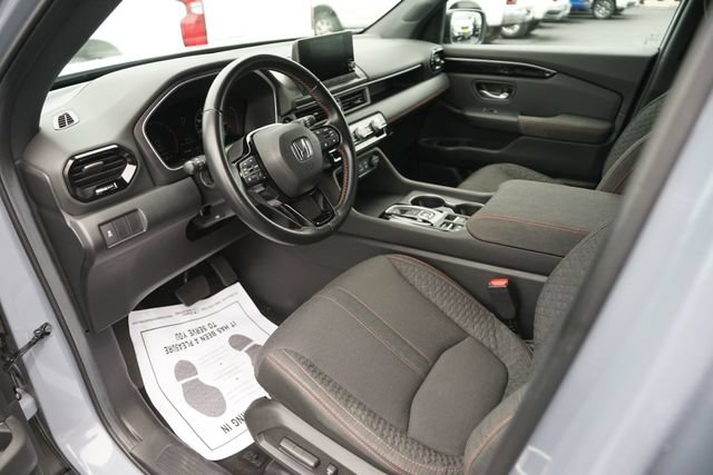 Used 2025 Honda Pilot Sport image 8