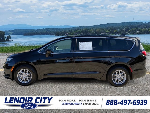 Used 2024 Chrysler Pacifica Touring-L FWD image 16