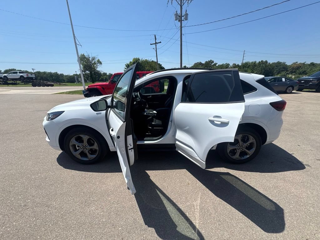 Certified 2023 Ford Escape ST-Line Select AWD/4WD image 5