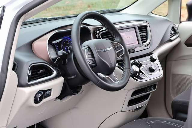 Used 2024 Chrysler Voyager LX image 11