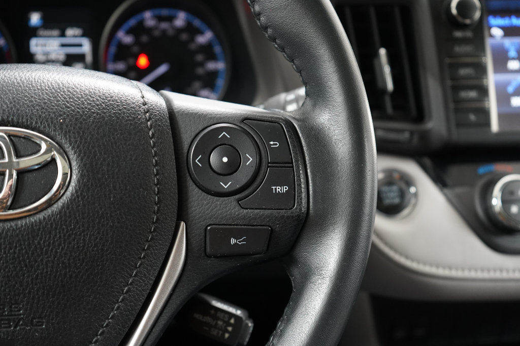 Used 2018 Toyota RAV4 XLE AWD/4WD image 17