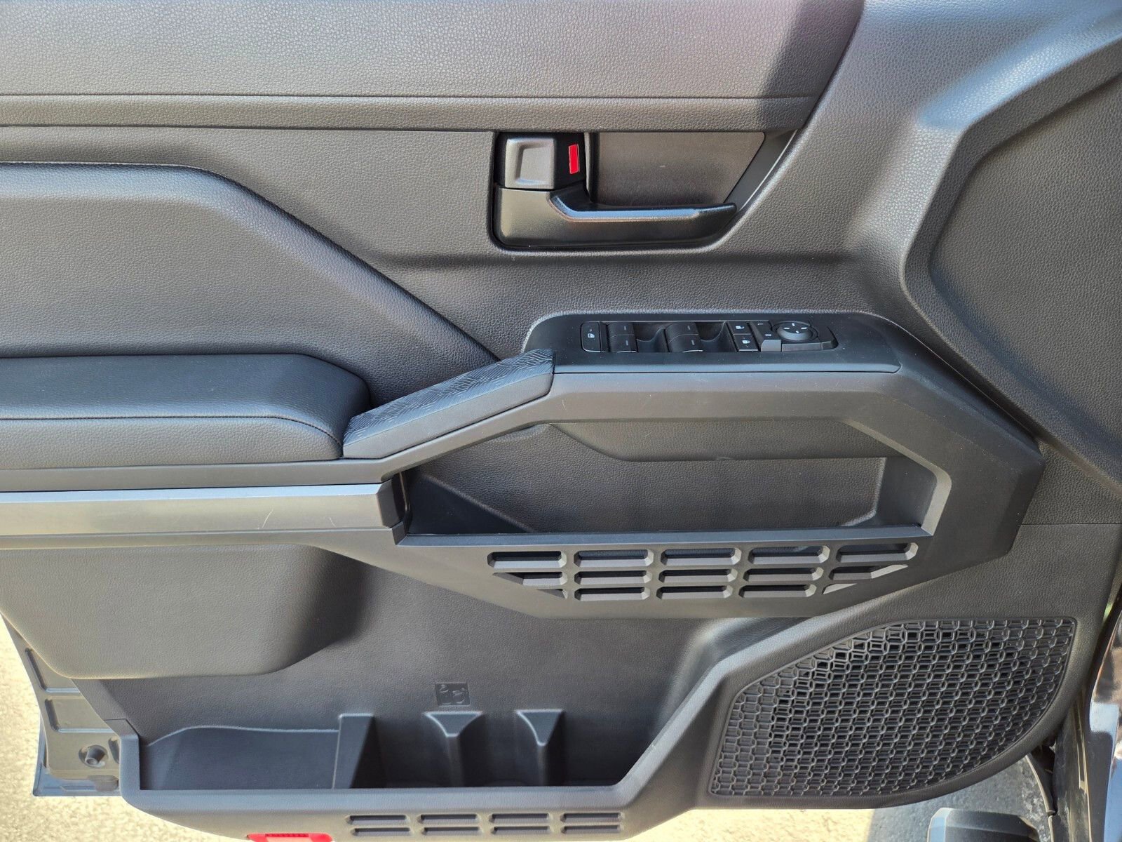 Used 2025 Toyota Tacoma SR5 AWD/4WD image 17