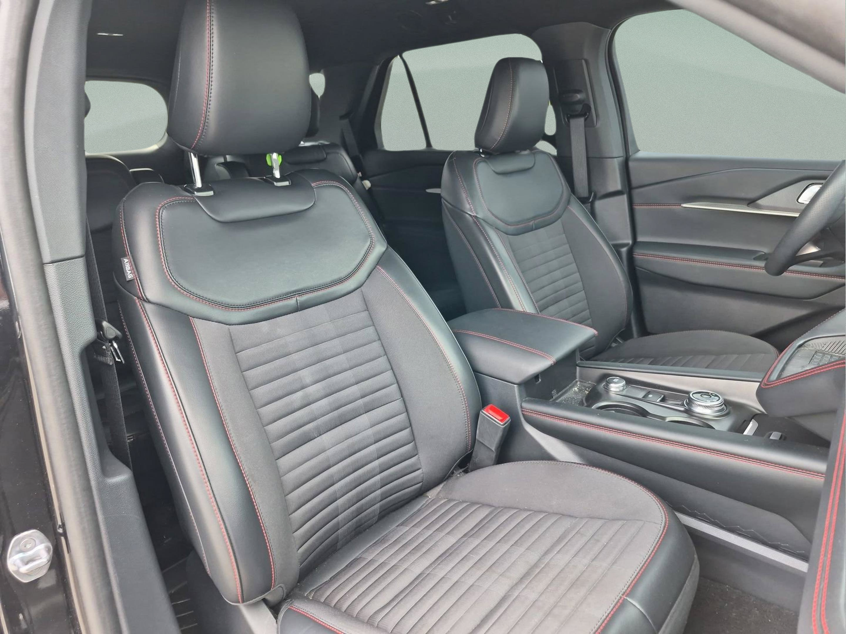 Certified 2025 Ford Explorer ST-Line w/ Premium Package RWD image 19