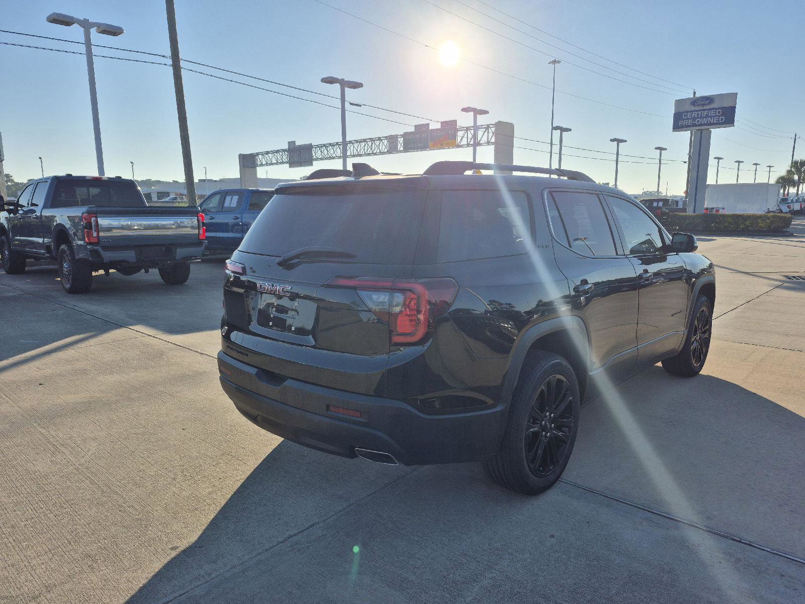 Used 2023 GMC Acadia SLE w/ Driver Convenience Package image 4