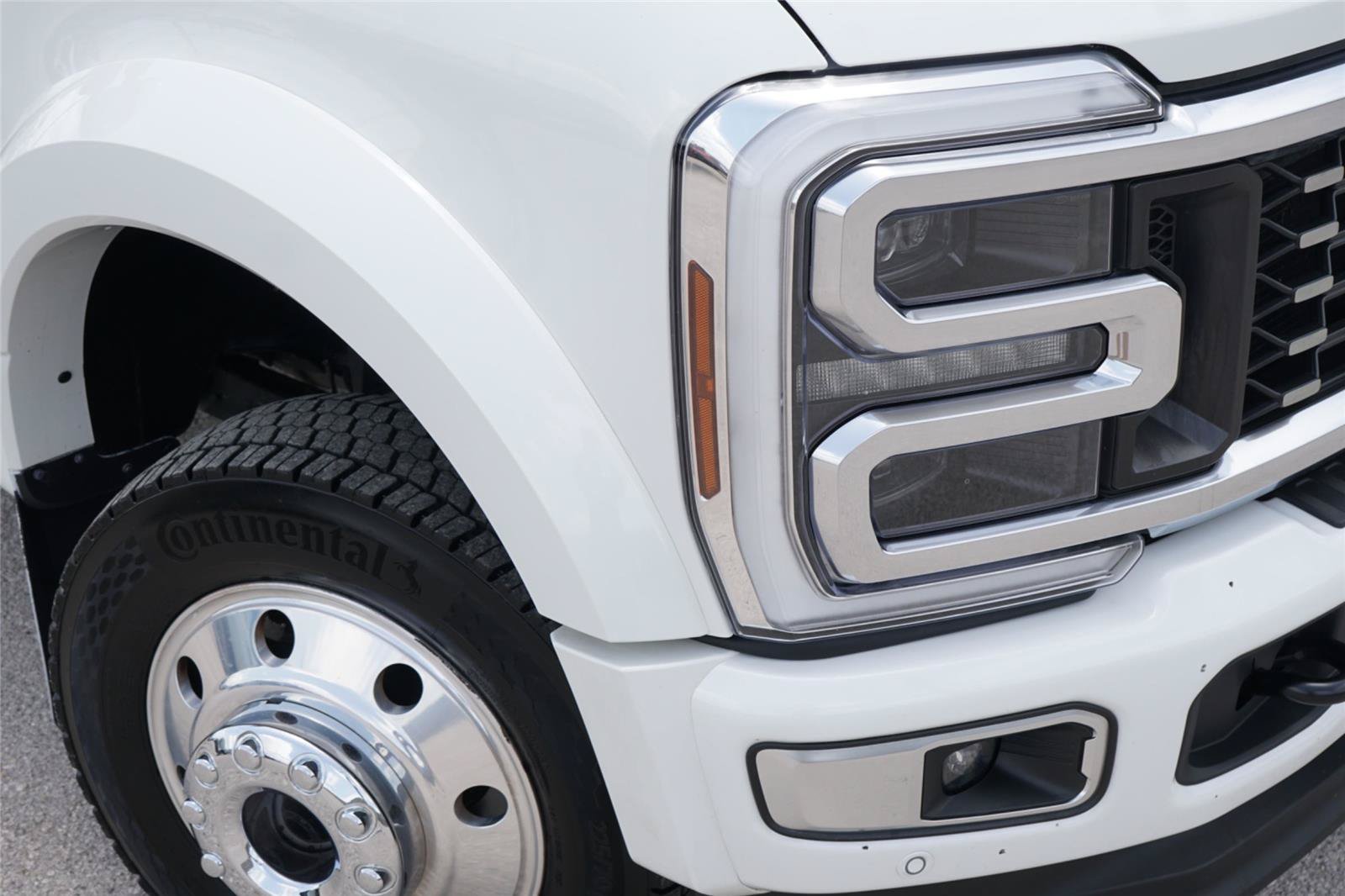 Certified 2025 Ford F450 Platinum w/ Platinum Plus Package AWD/4WD image 3