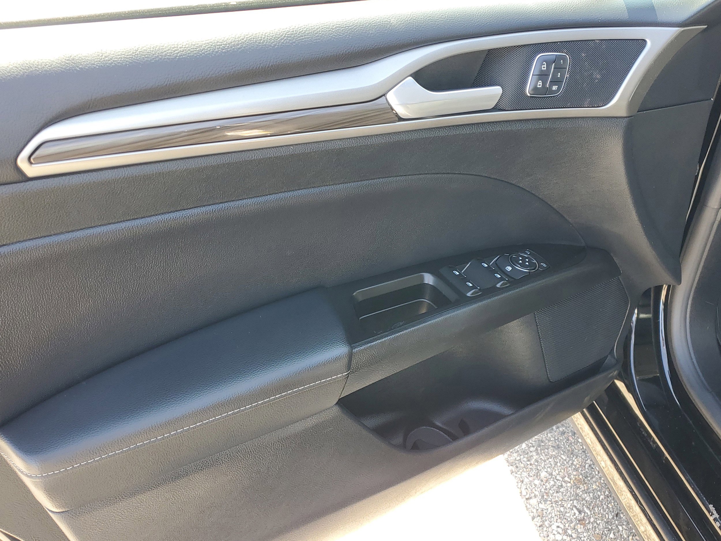 Certified 2017 Ford Fusion SE w/ Fusion SE Technology Package FWD image 17