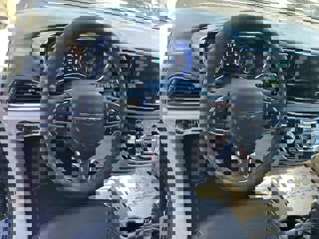 Used 2023 Chrysler Pacifica Touring-L image 14