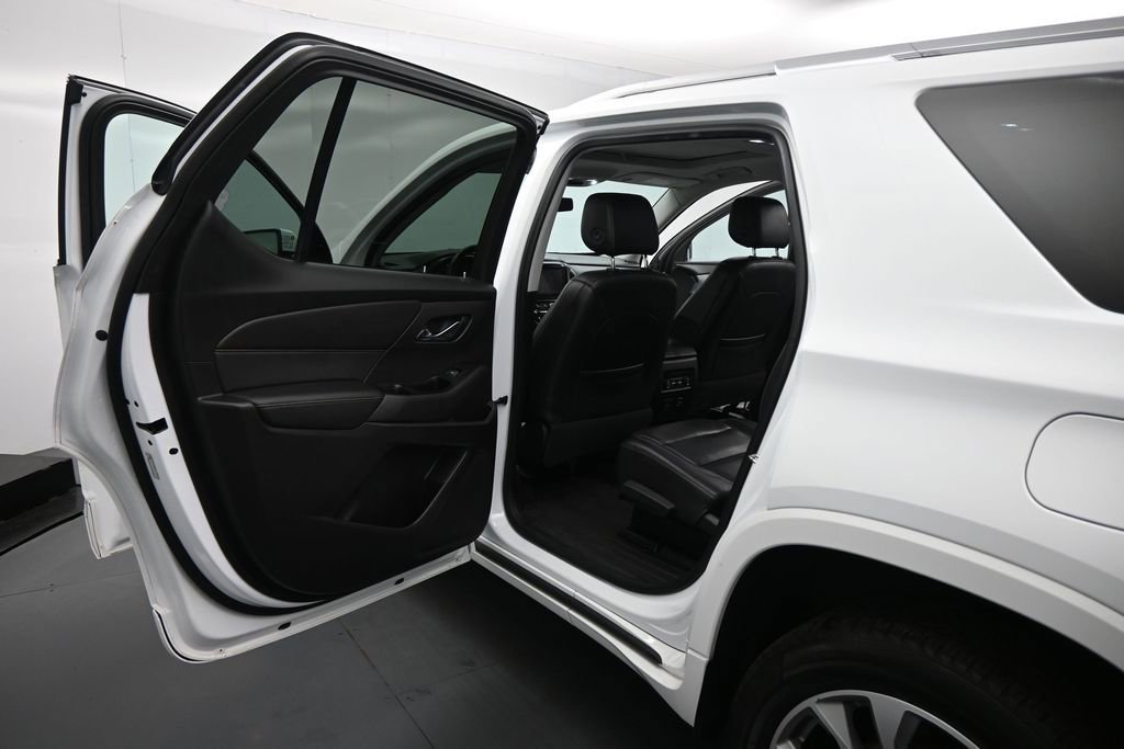 Used 2018 Chevrolet Traverse Premier w/ Driver Confidence II Package FWD image 17