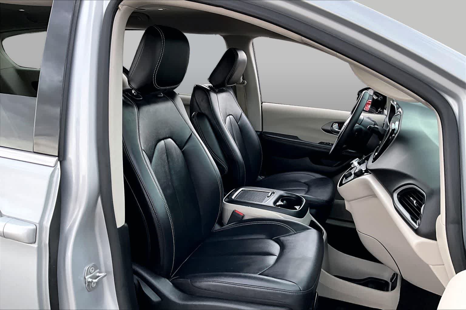 Used 2024 Chrysler Pacifica Touring-L FWD image 9