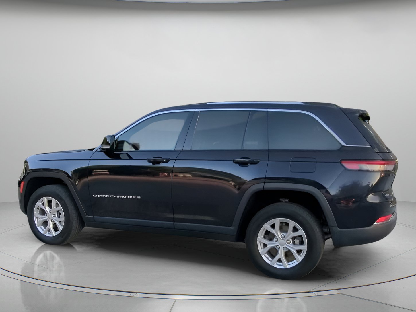 Used 2023 Jeep Grand Cherokee Limited w/ Luxury Tech Group II AWD/4WD image 18