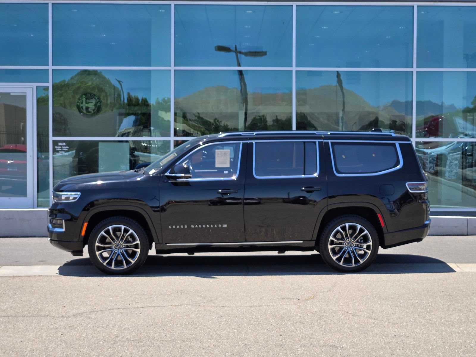 Used 2022 Jeep Grand Wagoneer Series III w/ Rear Seat Video Group 1 AWD/4WD image 7