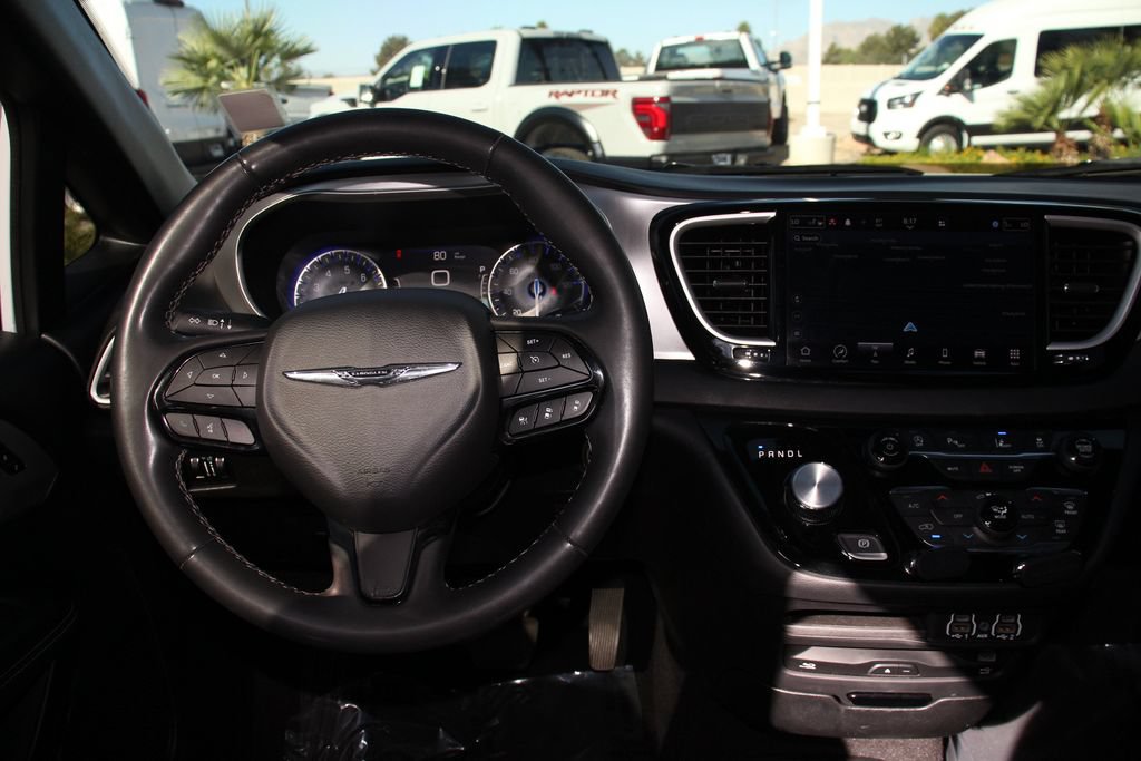 Used 2023 Chrysler Pacifica Touring-L w/ Uconnect Theater Family Group FWD image 17