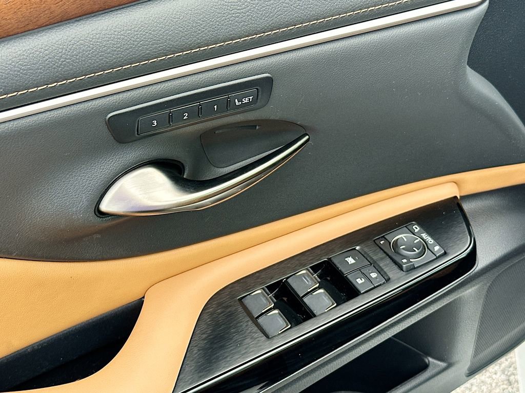 Used 2024 Lexus ES 300h w/ Technology Package FWD image 21