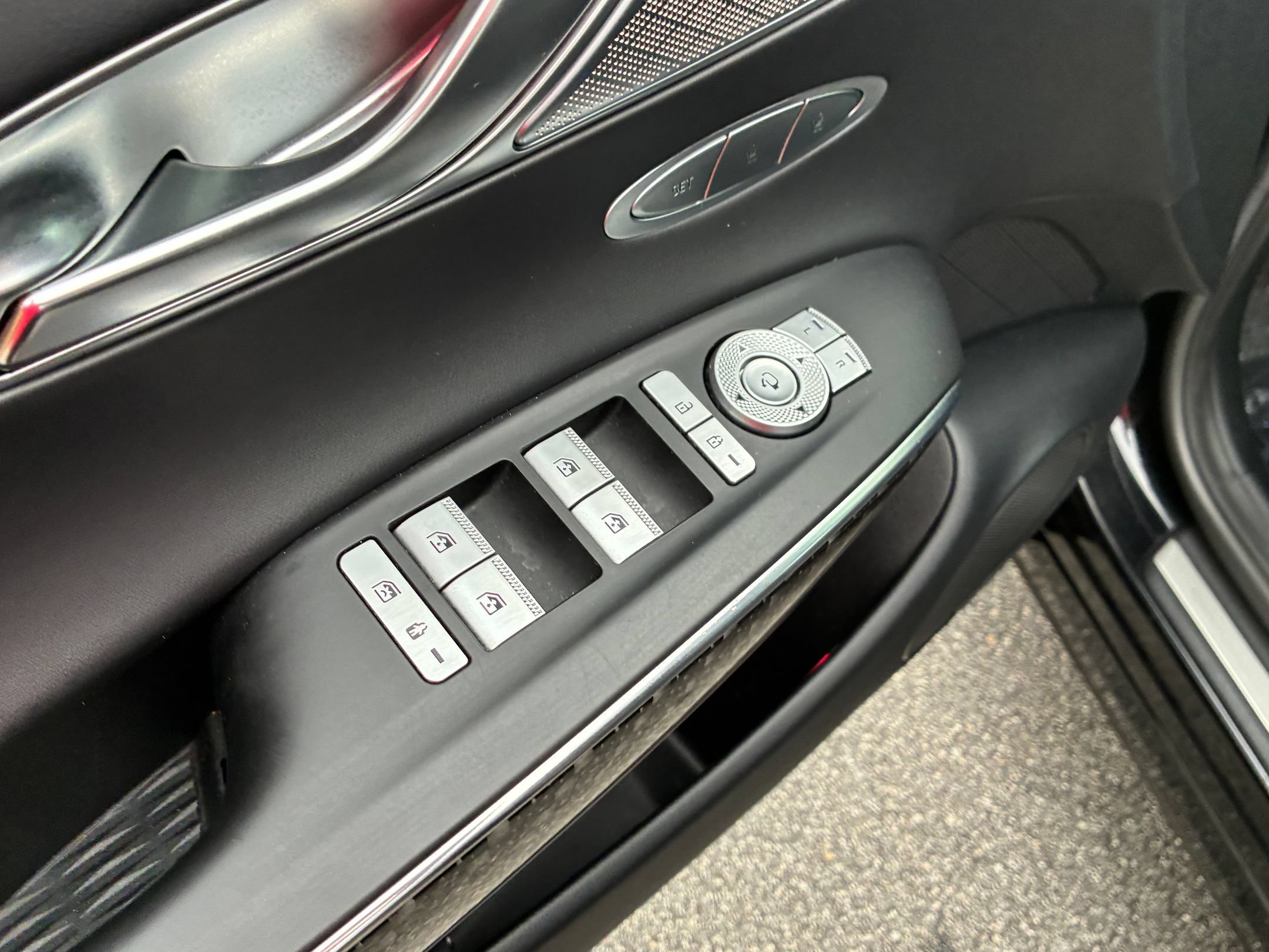 Used 2022 Genesis GV70 3.5T Sport w/ Sport Prestige Package AWD/4WD image 9