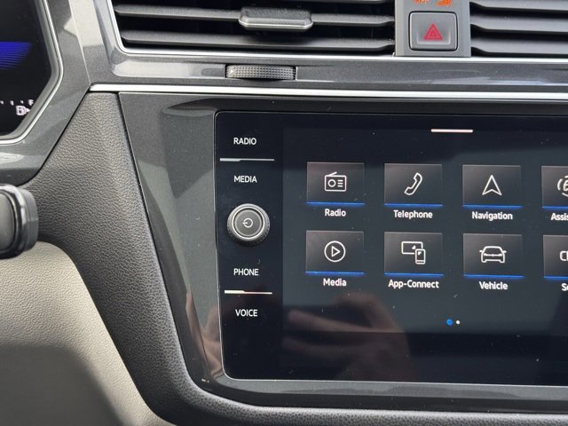 Used 2024 Volkswagen Tiguan SE w/ Panoramic Sunroof Package image 18