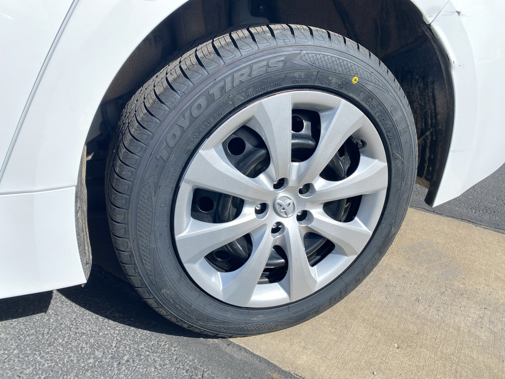 Used 2022 Toyota Corolla LE FWD image 2