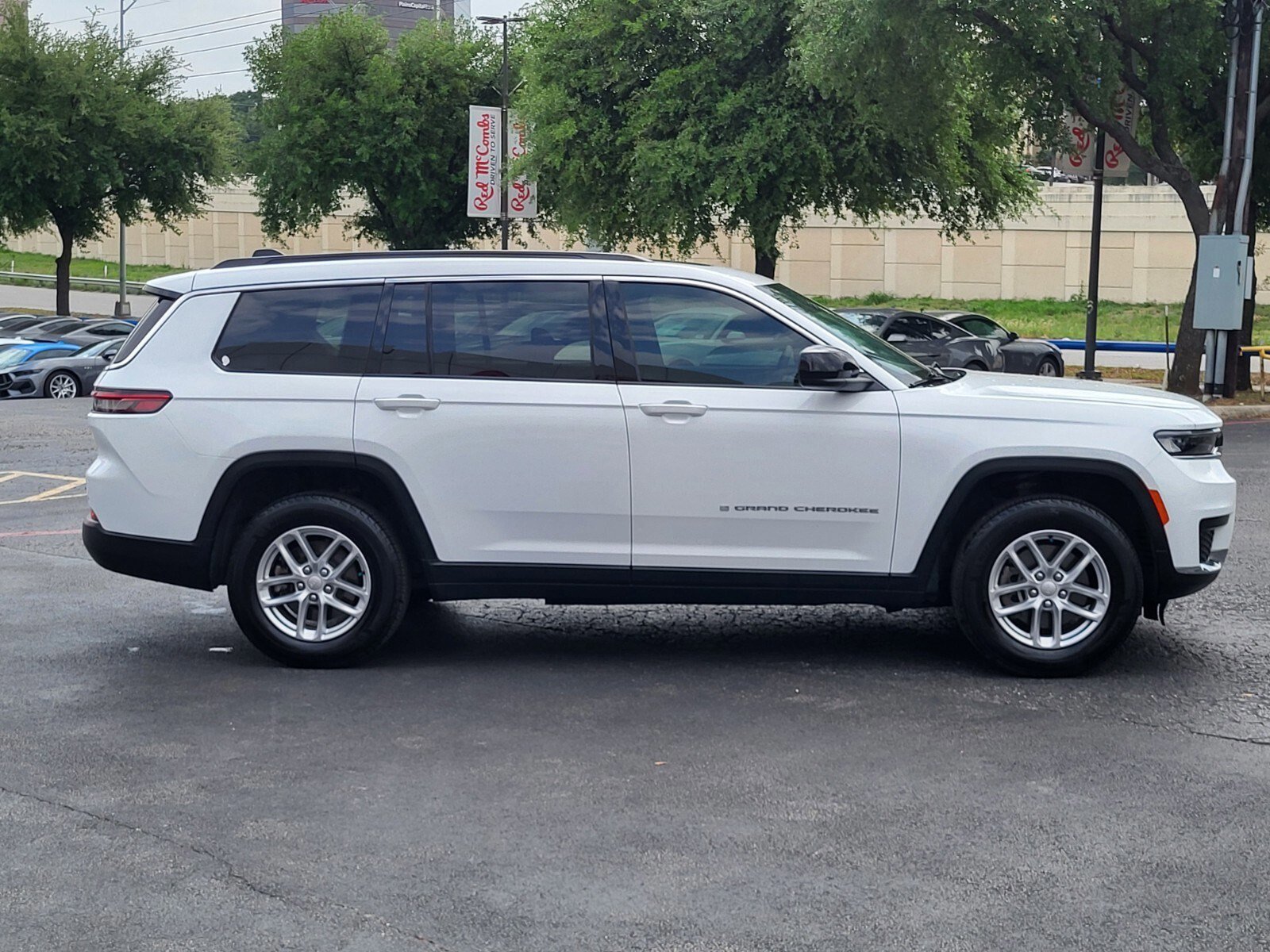 Used 2025 Jeep Grand Cherokee L Laredo image 2