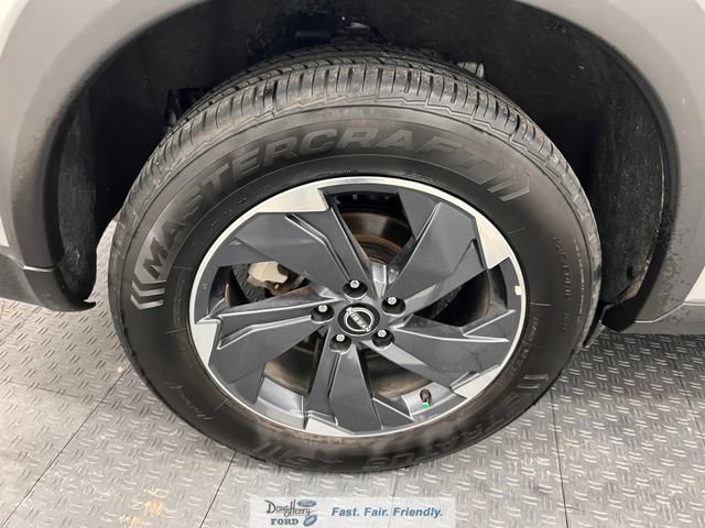 Used 2025 Nissan Rogue SV FWD image 15