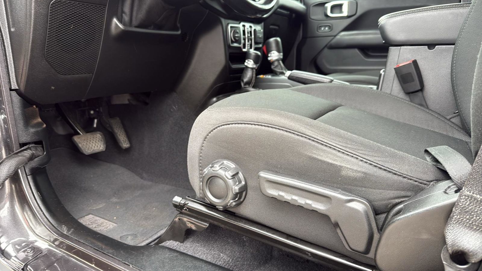 Used 2020 Jeep Wrangler Unlimited Sahara image 11