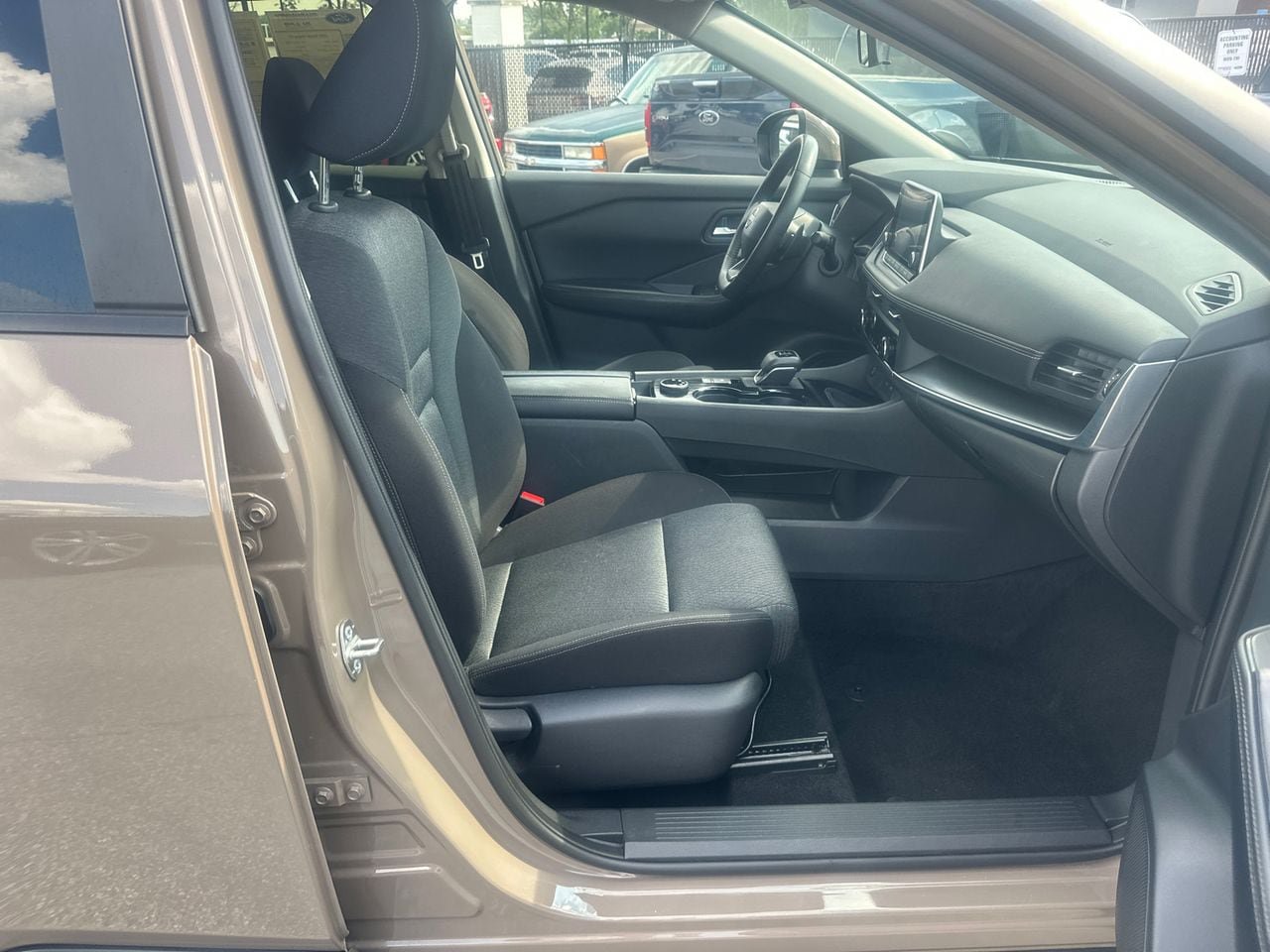 Used 2025 Nissan Rogue SV AWD/4WD image 15