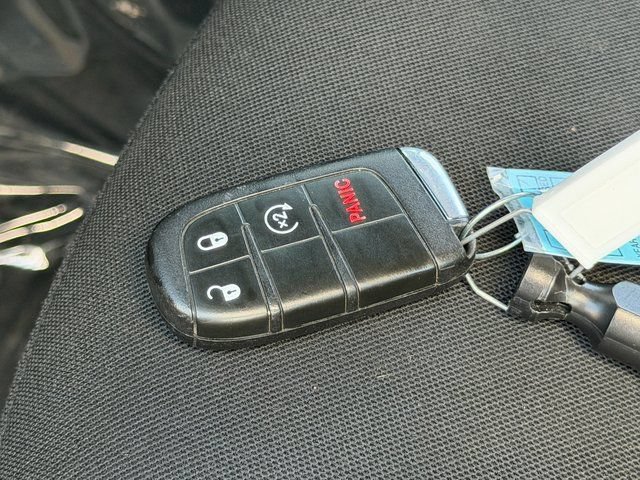 Used 2017 Jeep Renegade Latitude AWD/4WD image 39