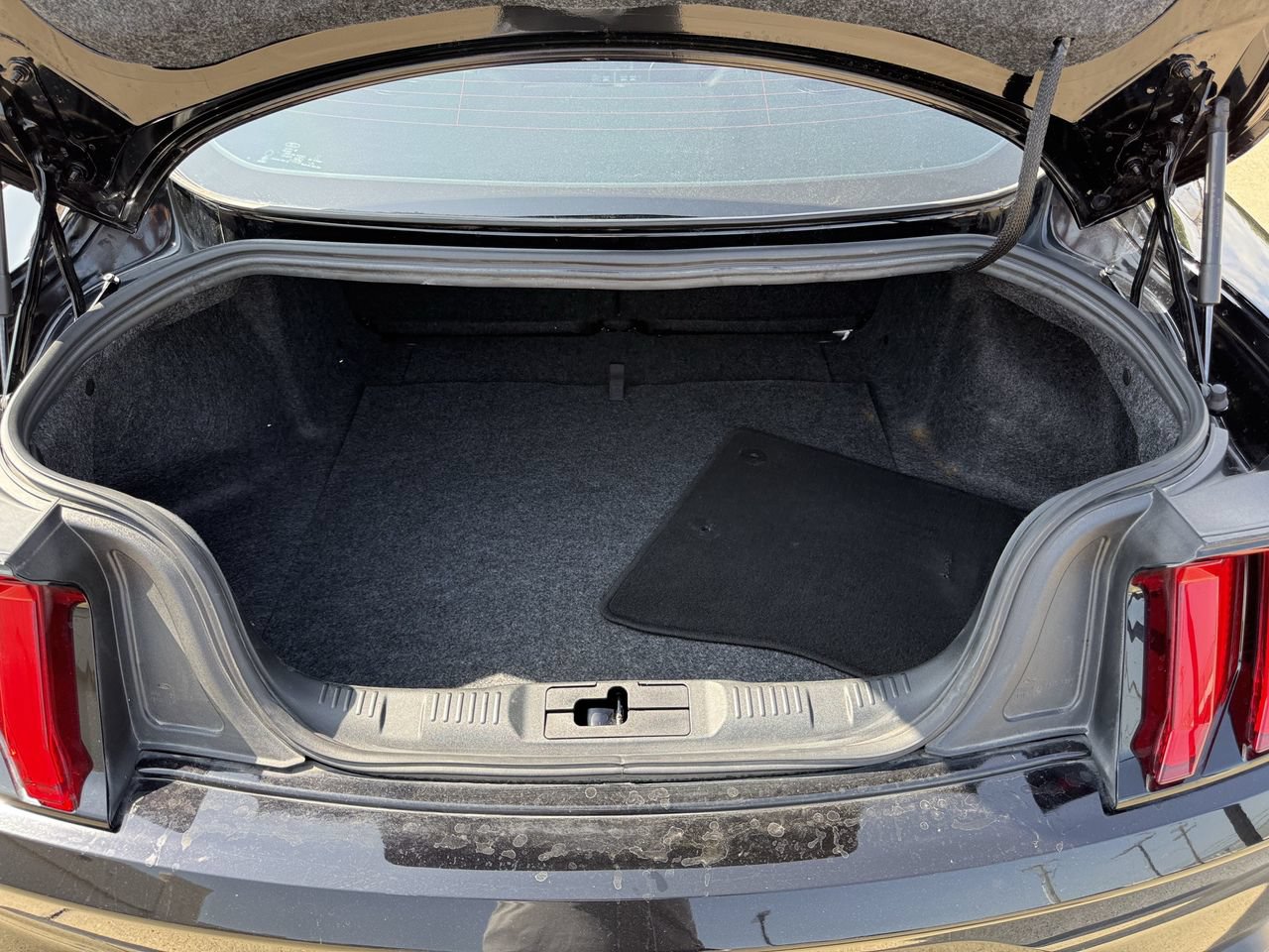 Certified 2018 Ford Mustang Premium RWD image 28