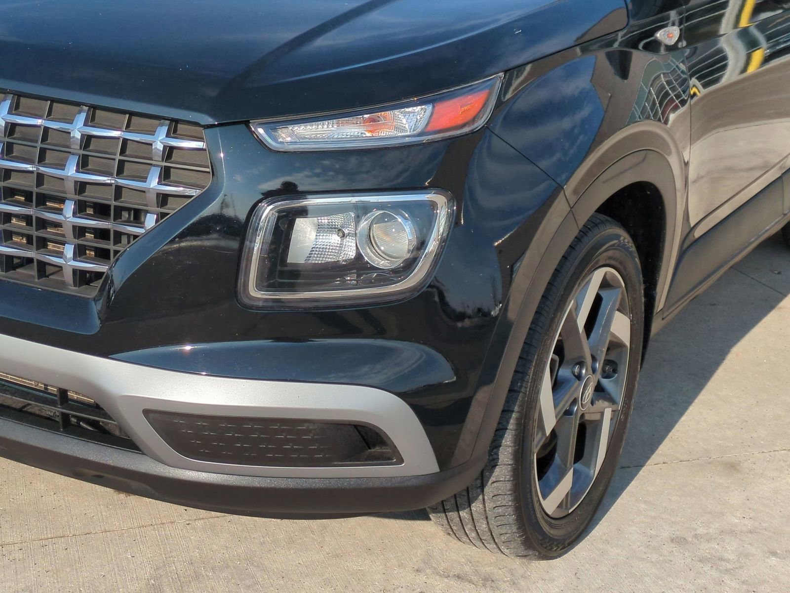 Used 2023 Hyundai Venue SEL image 13