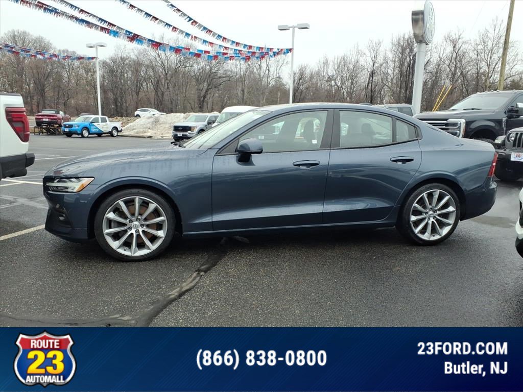 Used 2021 Volvo S60 T6 Momentum image 2
