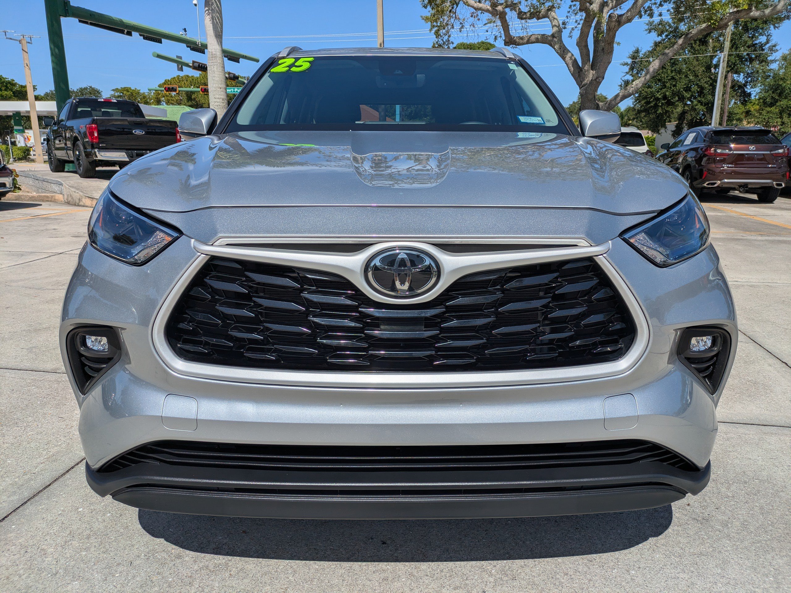 Used 2025 Toyota Highlander XLE FWD image 8