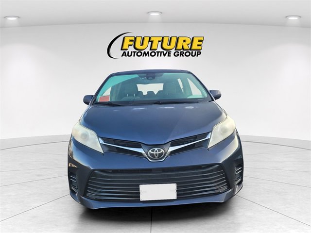 Used 2018 Toyota Sienna LE image 2