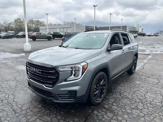Used 2023 GMC Terrain SLE w/ Driver Convenience Package FWD image 3