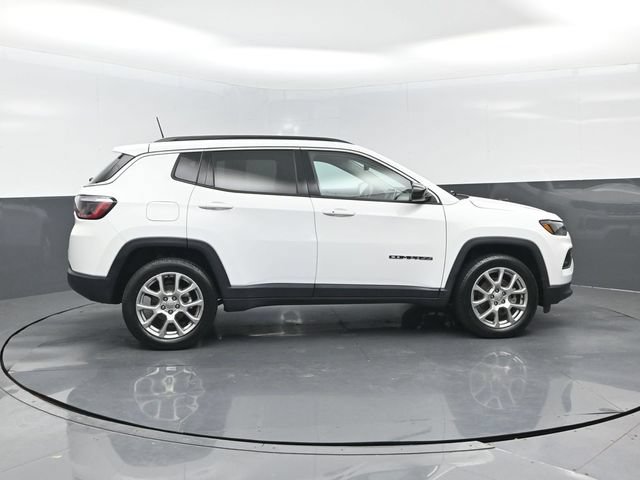 Used 2022 Jeep Compass Latitude AWD/4WD image 3