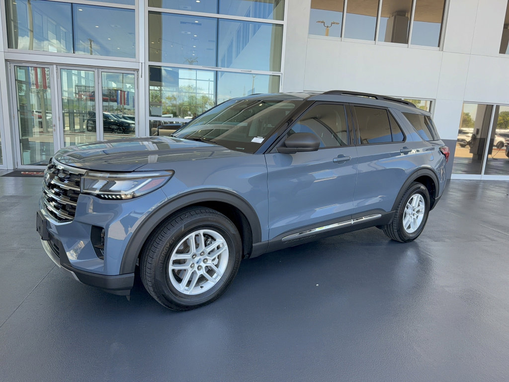 Certified 2025 Ford Explorer Active w/ Active Comfort Package RWD image 2