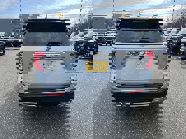 Certified 2022 Ford Explorer XLT w/ Equipment Group 202A image 4