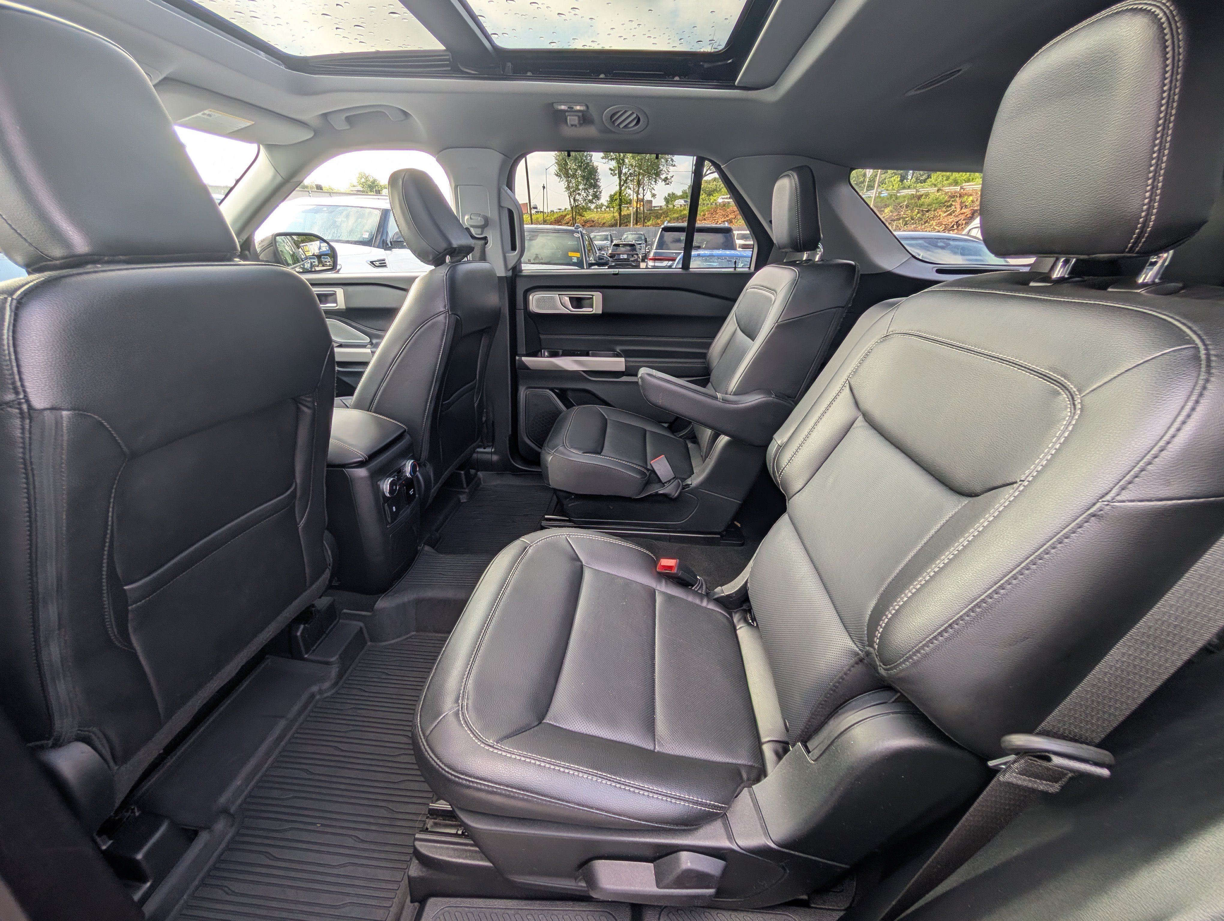 Certified 2022 Ford Explorer Limited w/ Limited Technology Package AWD/4WD image 18