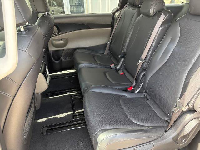 Used 2025 Kia Carnival FWD image 12
