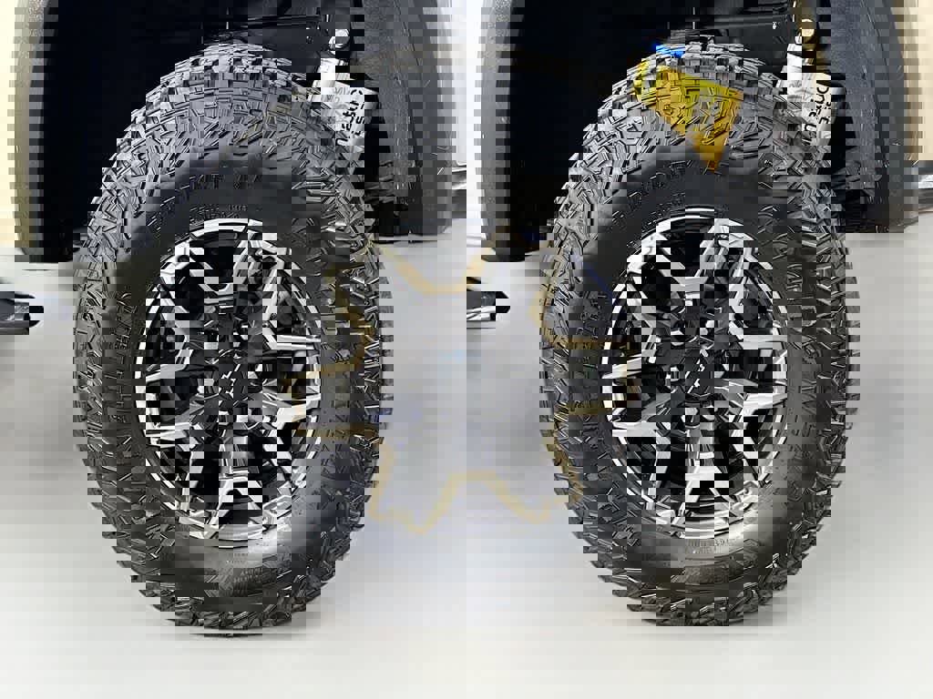 Used 2024 Chevrolet Colorado ZR2 w/ Safety Package image 11