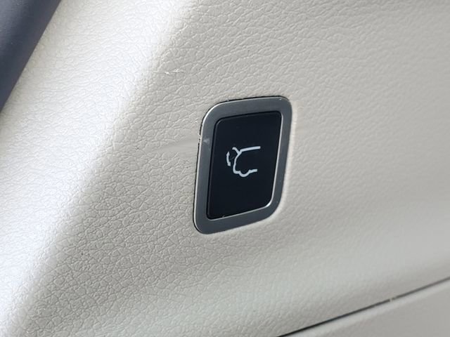 Used 2023 Chrysler Voyager LX image 29