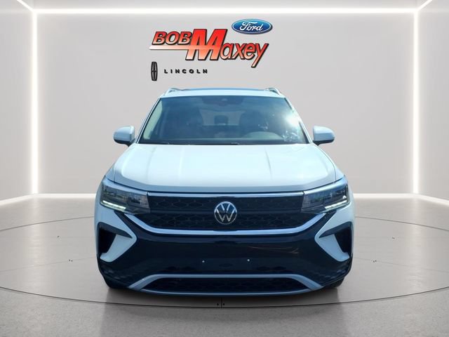 Used 2024 Volkswagen Taos SE AWD/4WD image 2