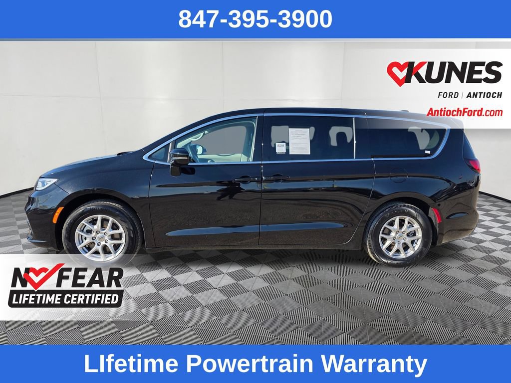 Used 2024 Chrysler Pacifica Touring-L FWD image 4