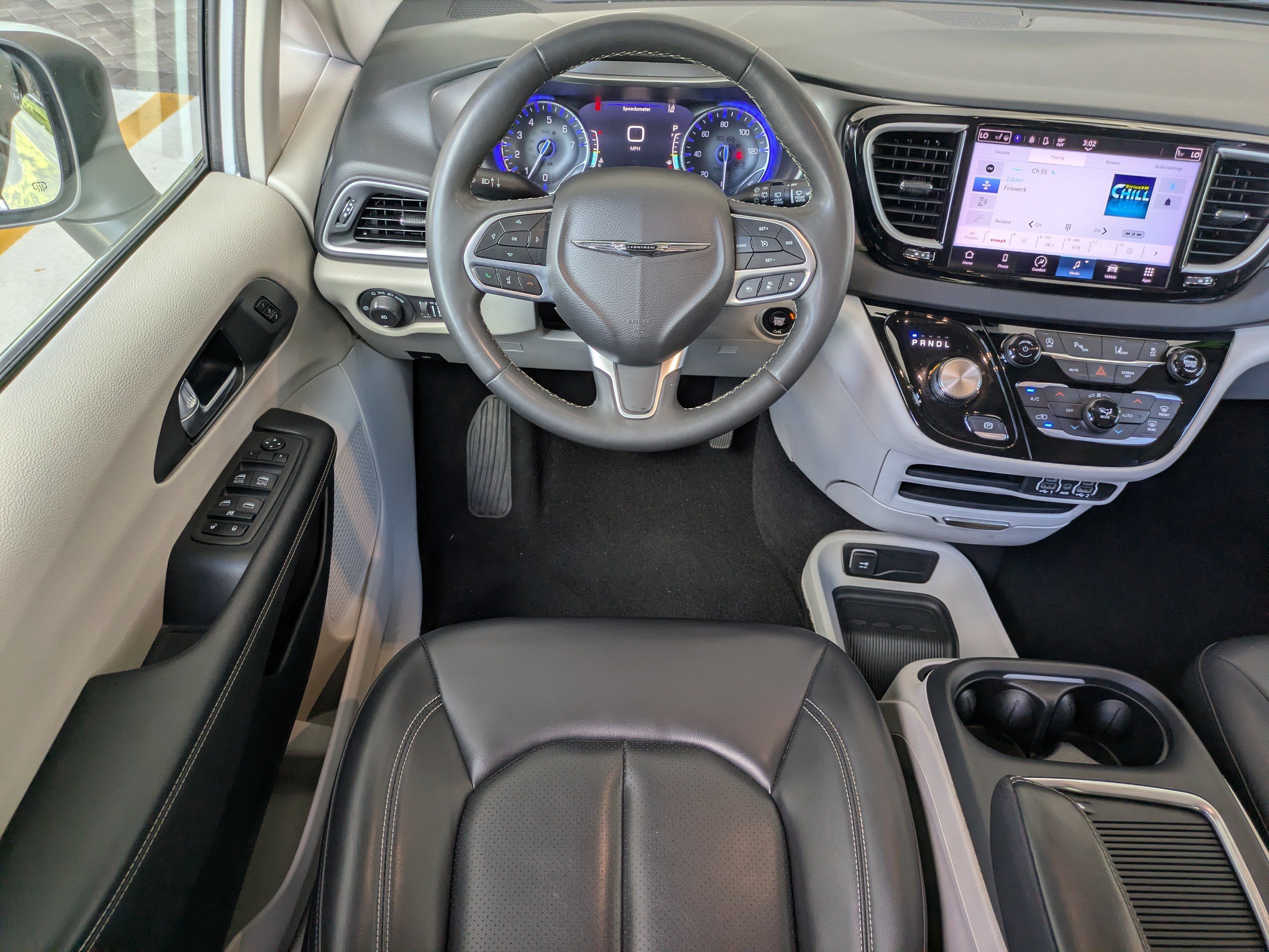 Used 2023 Chrysler Pacifica Touring-L FWD image 18