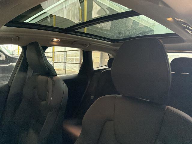 Used 2021 Volvo XC60 T5 Momentum w/ Premium Package image 17