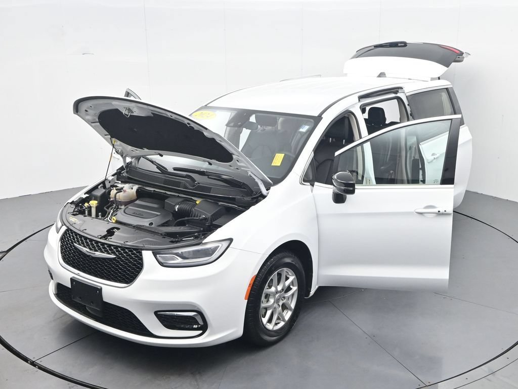 Used 2024 Chrysler Pacifica Touring-L FWD image 40