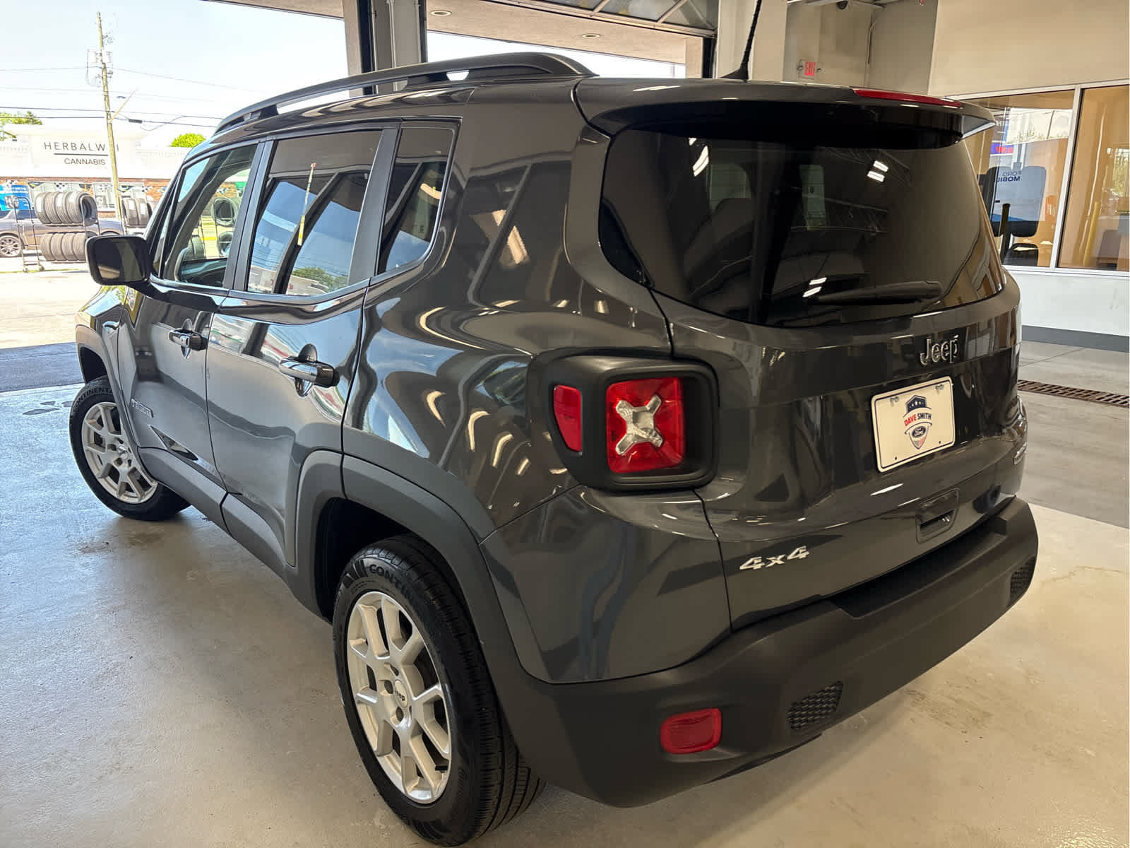 Used 2022 Jeep Renegade Latitude w/ Convenience Group AWD/4WD image 6