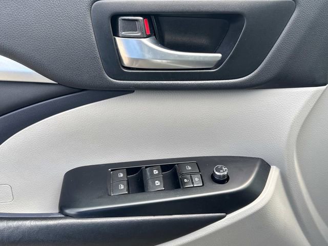 Used 2018 Toyota Highlander XLE FWD image 28