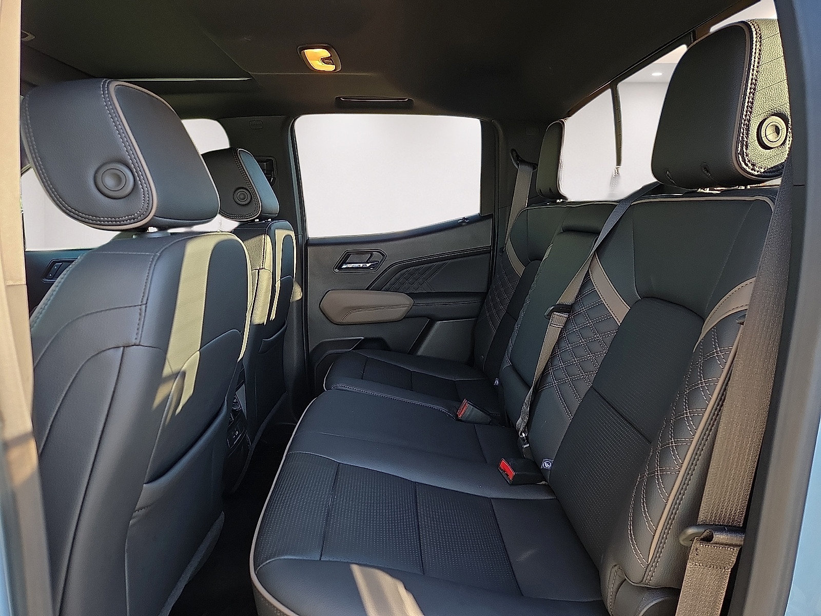 Used 2025 GMC Canyon Denali AWD/4WD image 10