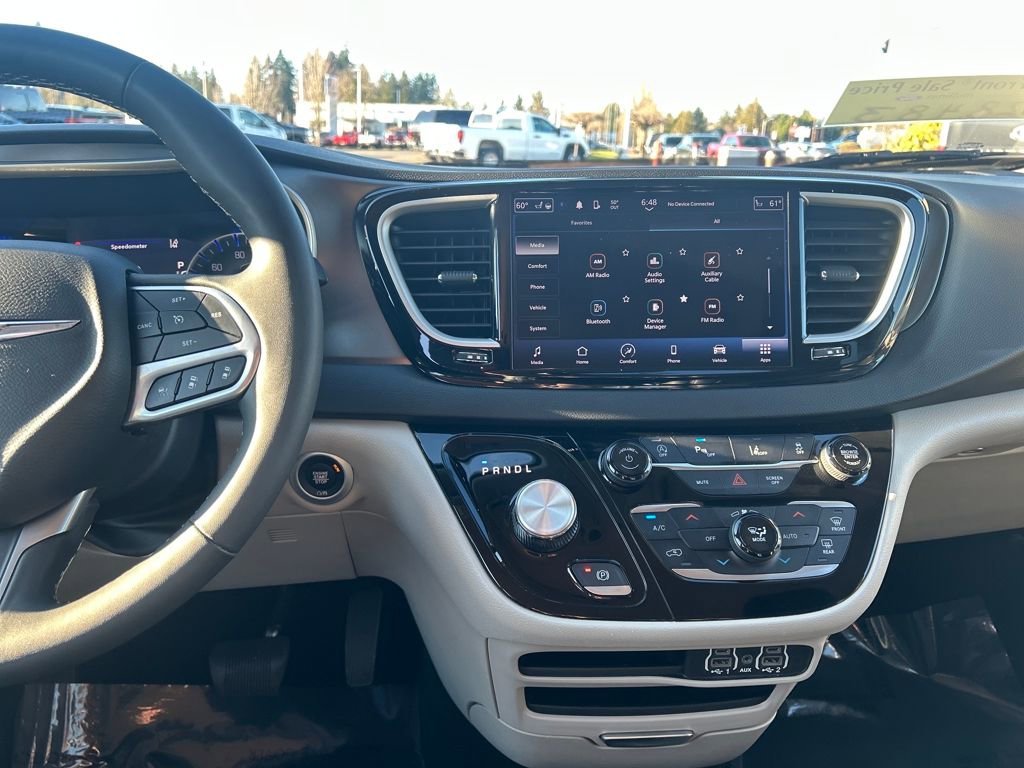 Used 2024 Chrysler Pacifica Touring-L image 25