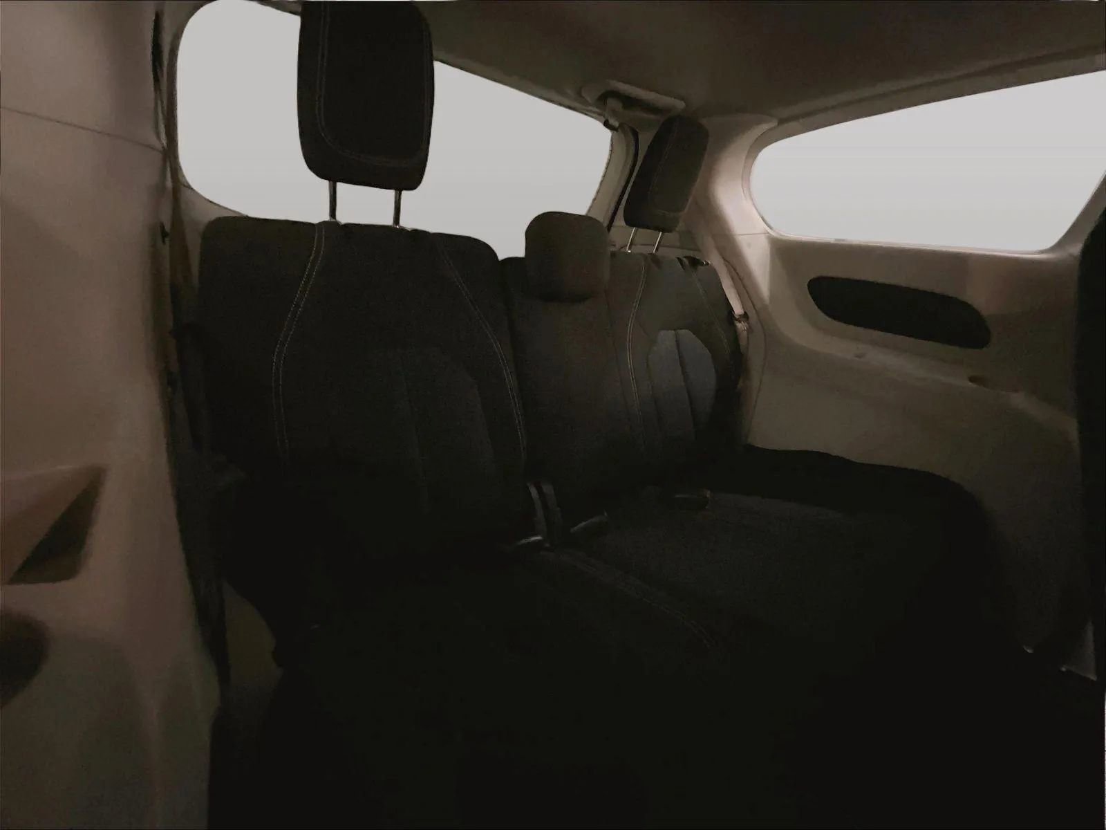 Used 2020 Chrysler Voyager L image 27